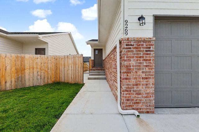 9267 E Fox Pointe, Bel Aire, KS 67226