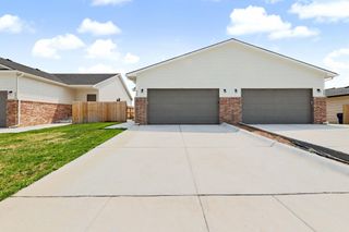 9267 E Fox Pointe, Bel Aire, KS 67226