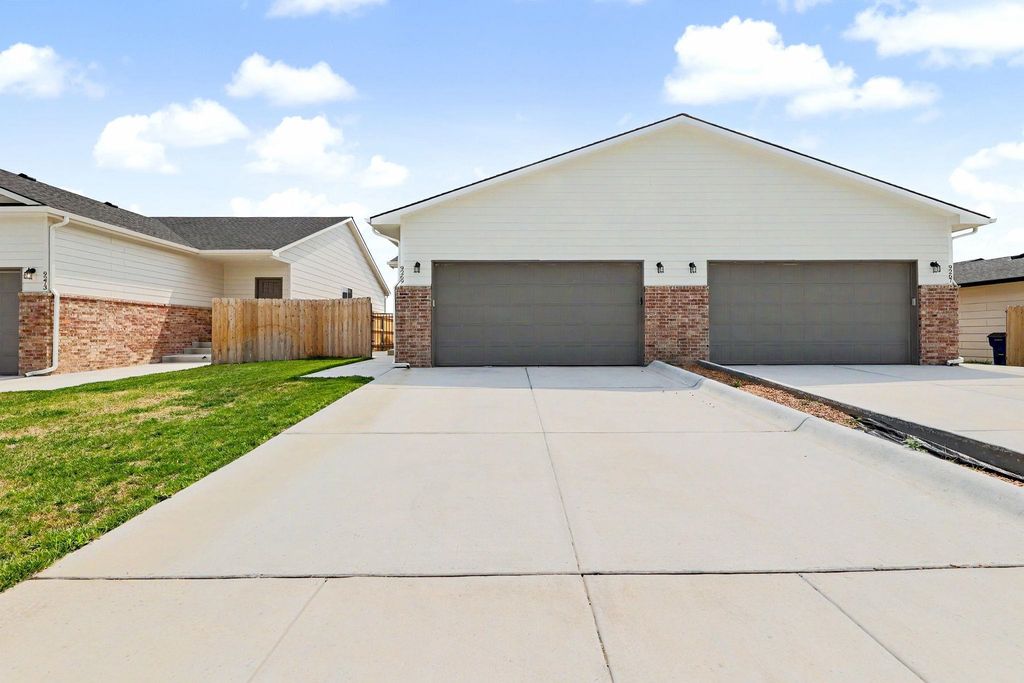 9267 E Fox Pointe, Bel Aire, KS 67226