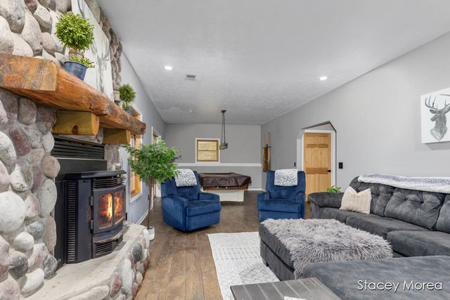 12173 Hart Street NE, Greenville, MI 48838