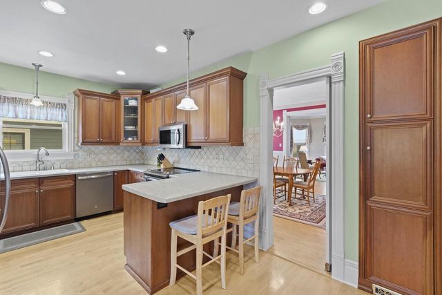 8100 W Chestnut STREET, Wauwatosa, WI 53213