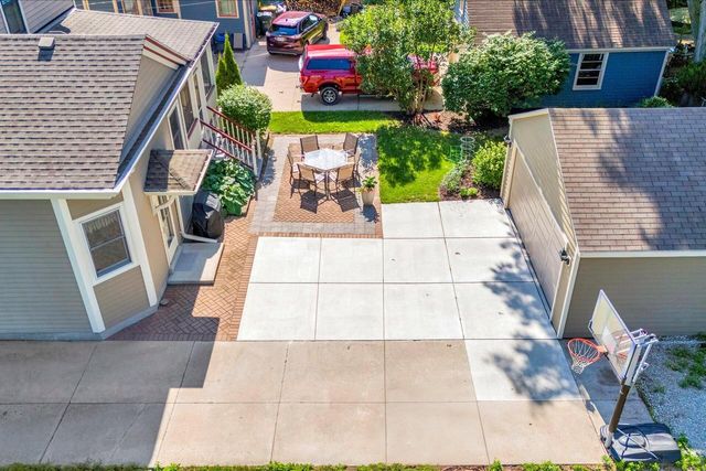 8100 W Chestnut STREET, Wauwatosa, WI 53213