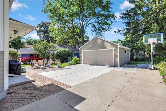 8100 W Chestnut STREET, Wauwatosa, WI 53213