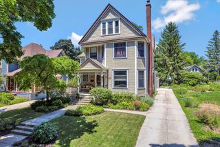 8100 W Chestnut STREET, Wauwatosa, WI 53213