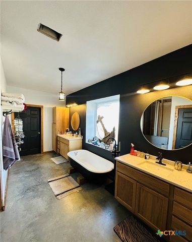 96 Leaning Oak Road, Victoria, TX 77904