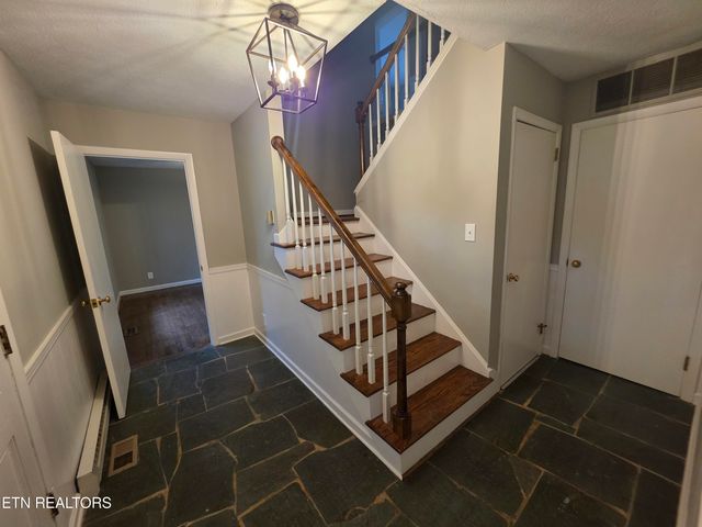 115 Morgan Rd, Oak Ridge, TN 37830