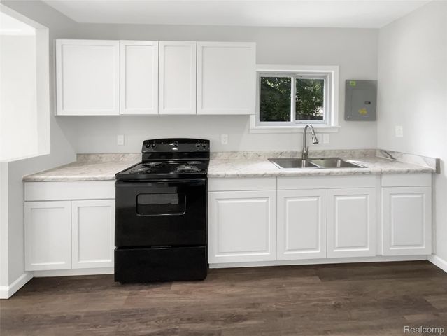 21521 ROOSEVELT Avenue, Farmington Hills, MI 48336