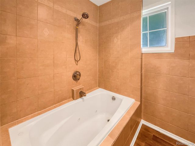 21521 ROOSEVELT Avenue, Farmington Hills, MI 48336