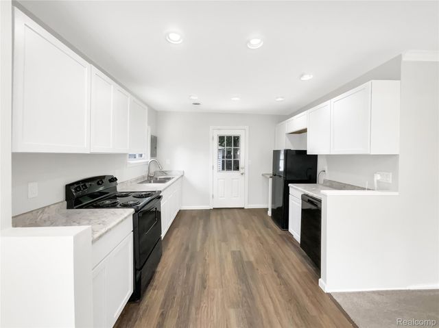 21521 ROOSEVELT Avenue, Farmington Hills, MI 48336