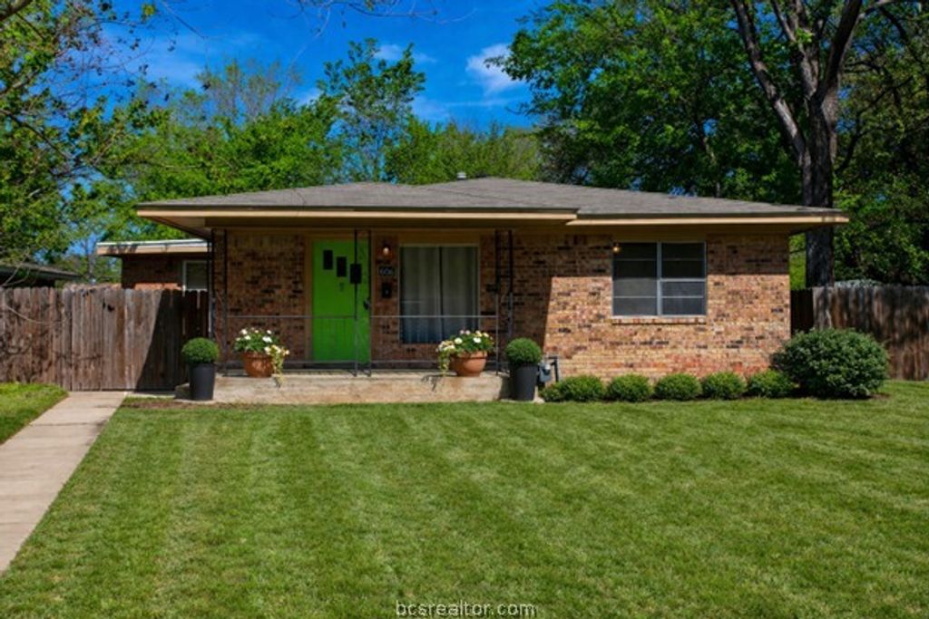 606 Wheelock Street, Hearne, TX 77859 — exterior