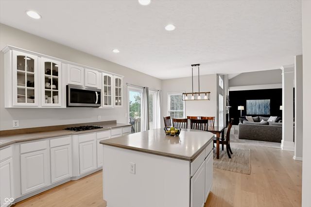 8838 Pin Oak Drive, Zionsville, IN 46077