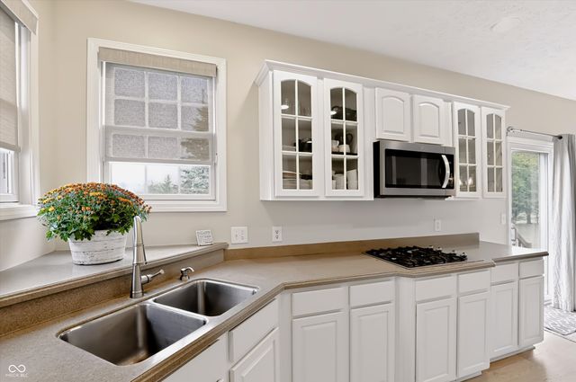 8838 Pin Oak Drive, Zionsville, IN 46077
