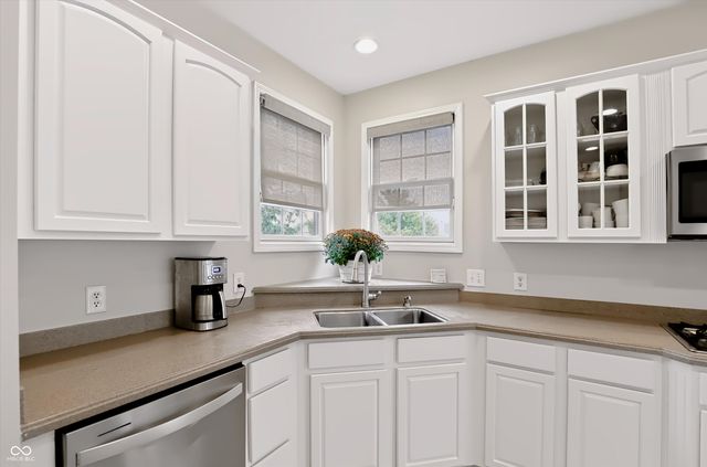 8838 Pin Oak Drive, Zionsville, IN 46077