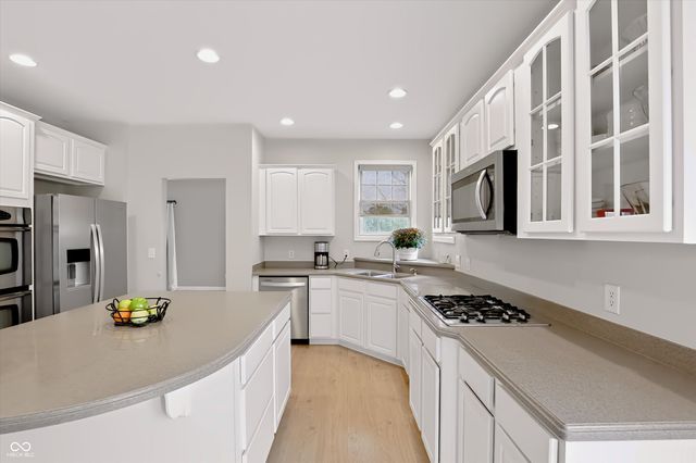 8838 Pin Oak Drive, Zionsville, IN 46077