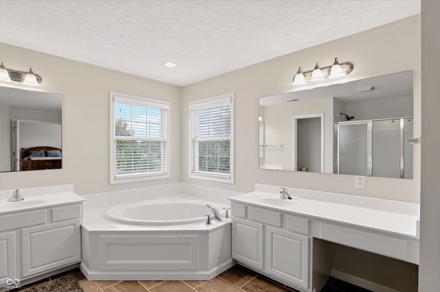 8838 Pin Oak Drive, Zionsville, IN 46077
