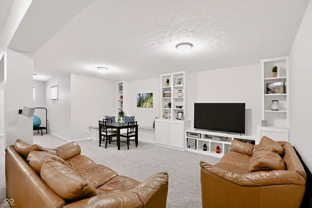 8838 Pin Oak Drive, Zionsville, IN 46077