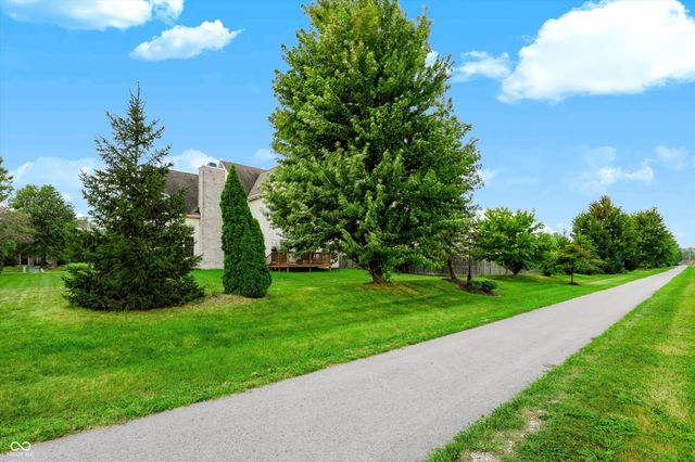 8838 Pin Oak Drive, Zionsville, IN 46077
