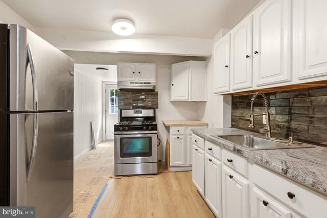216 BARCLAY ST, Burlington, NJ 08016