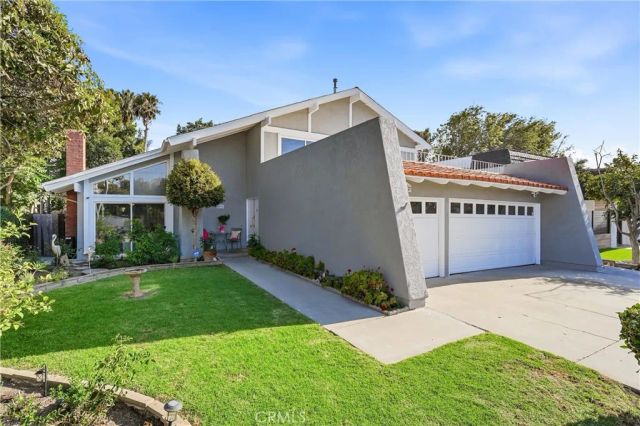 5872 Meadowbrook Drive, Huntington Beach, CA 92649