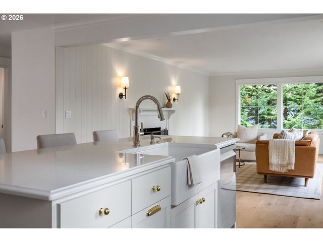 4275 Sw CRESTWOOD Dr, Portland, OR 97225