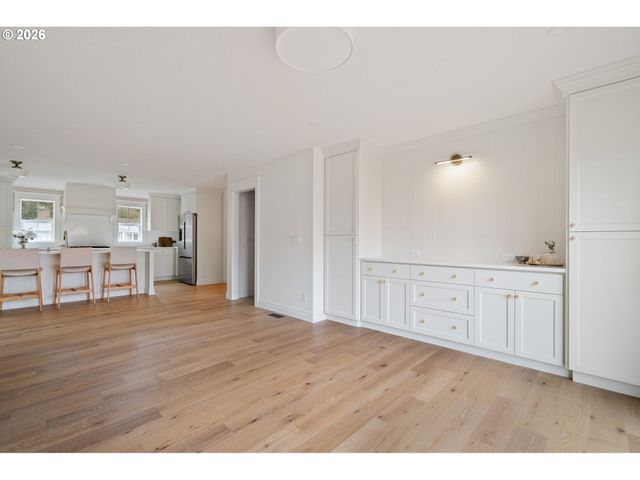 4275 Sw CRESTWOOD Dr, Portland, OR 97225