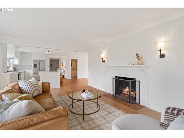 4275 Sw CRESTWOOD Dr, Portland, OR 97225