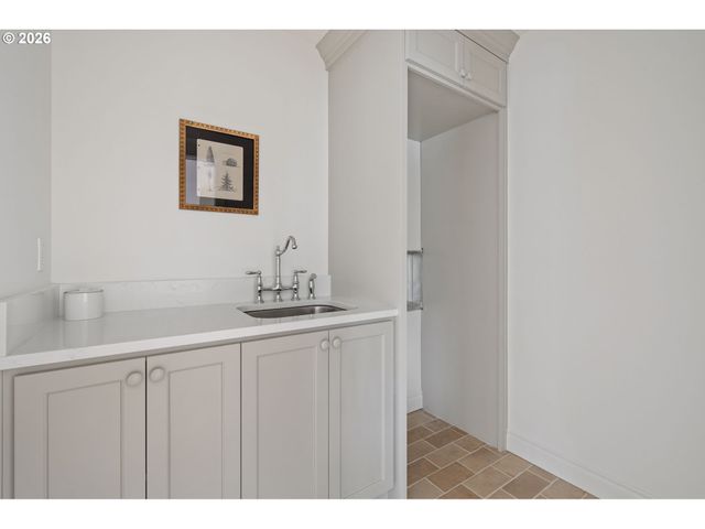 4275 Sw CRESTWOOD Dr, Portland, OR 97225