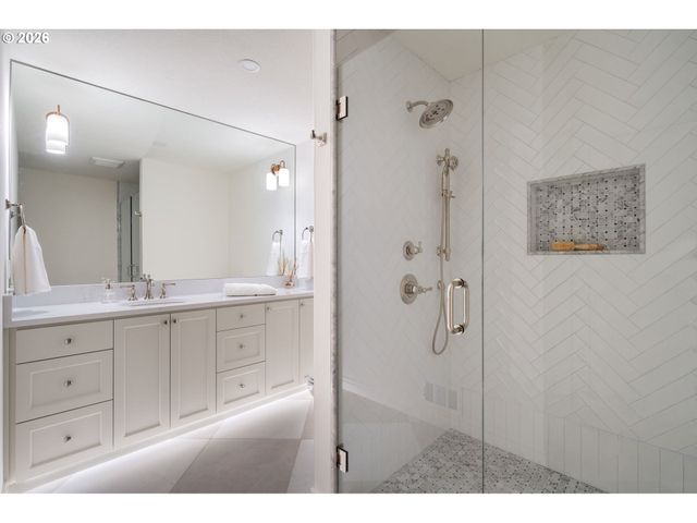 4275 Sw CRESTWOOD Dr, Portland, OR 97225