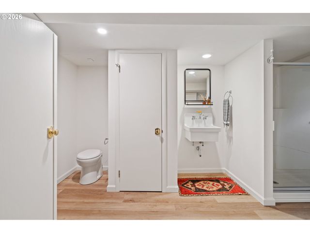 4275 Sw CRESTWOOD Dr, Portland, OR 97225