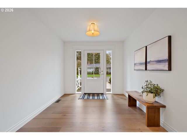 4275 Sw CRESTWOOD Dr, Portland, OR 97225