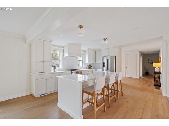 4275 Sw CRESTWOOD Dr, Portland, OR 97225