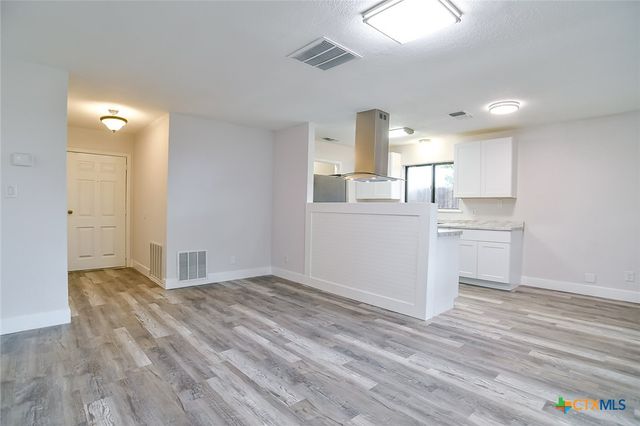 1225 W Coll Street, New Braunfels, TX 78130