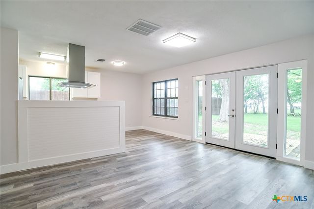 1225 W Coll Street, New Braunfels, TX 78130