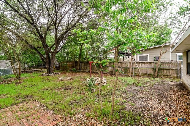 1225 W Coll Street, New Braunfels, TX 78130