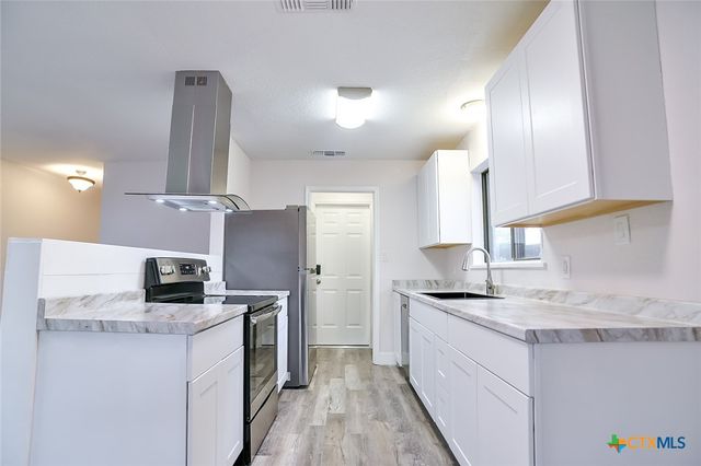 1225 W Coll Street, New Braunfels, TX 78130