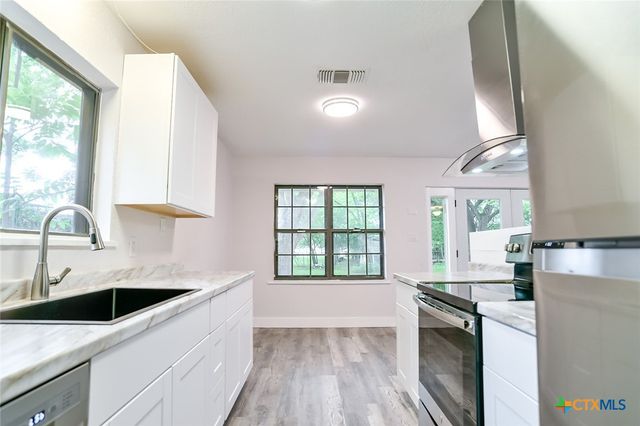 1225 W Coll Street, New Braunfels, TX 78130