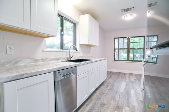 1225 W Coll Street, New Braunfels, TX 78130