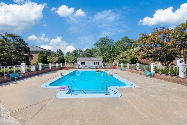 91 Pleasant St C11, Medfield, MA 02052