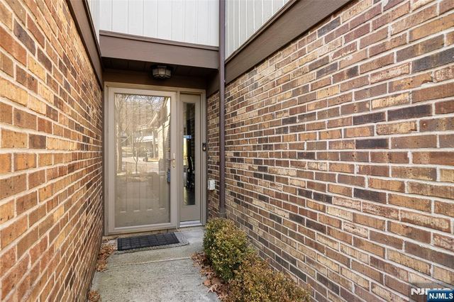 24 Meadowview Court, Leonia, NJ 07605