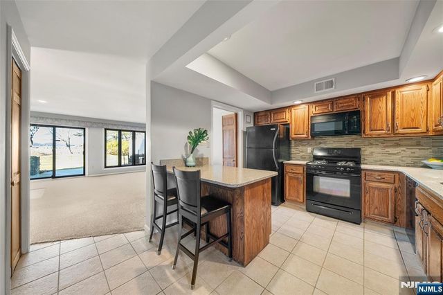 24 Meadowview Court, Leonia, NJ 07605