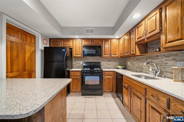 24 Meadowview Court, Leonia, NJ 07605