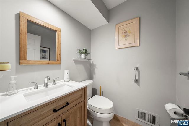 24 Meadowview Court, Leonia, NJ 07605