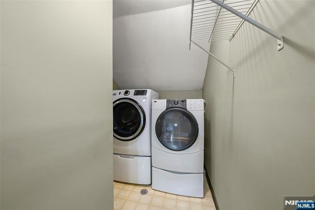 24 Meadowview Court, Leonia, NJ 07605