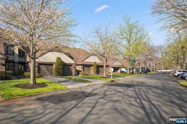 24 Meadowview Court, Leonia, NJ 07605