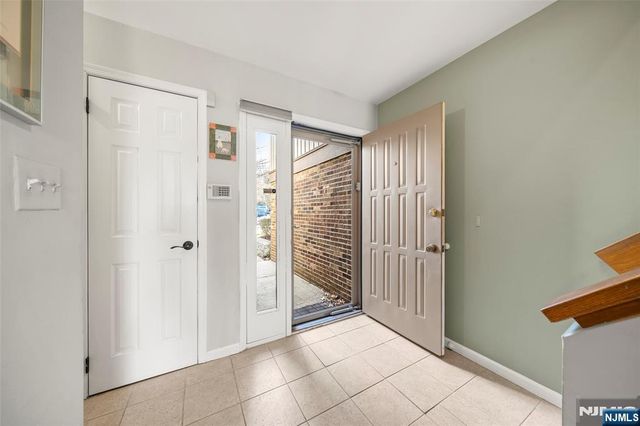 24 Meadowview Court, Leonia, NJ 07605