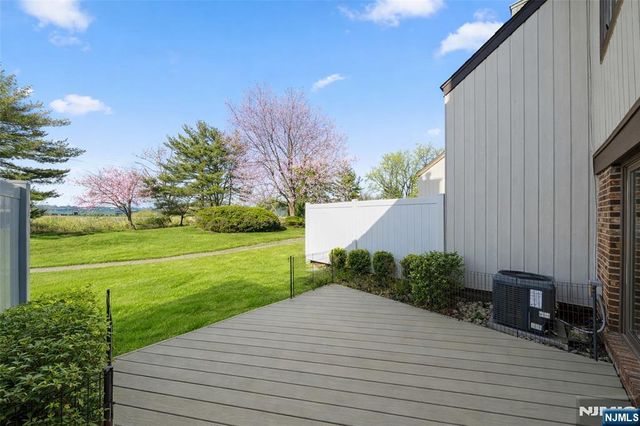 24 Meadowview Court, Leonia, NJ 07605