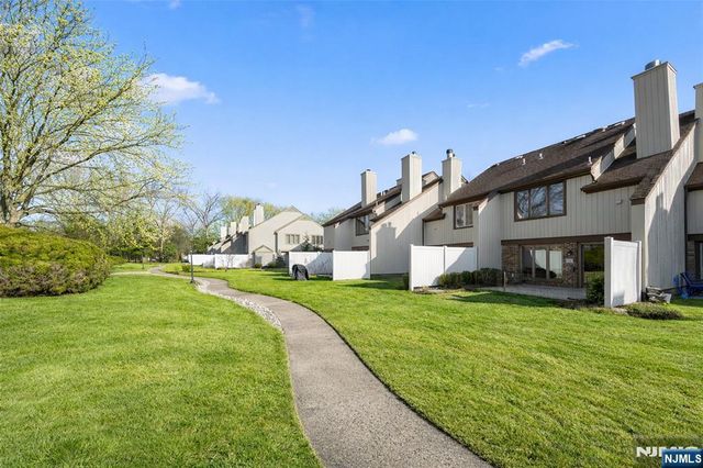 24 Meadowview Court, Leonia, NJ 07605