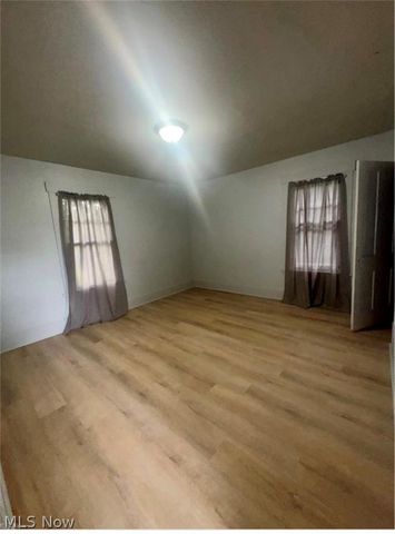 556 W Myrtle Avenue, Youngstown, OH 44511