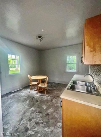 556 W Myrtle Avenue, Youngstown, OH 44511