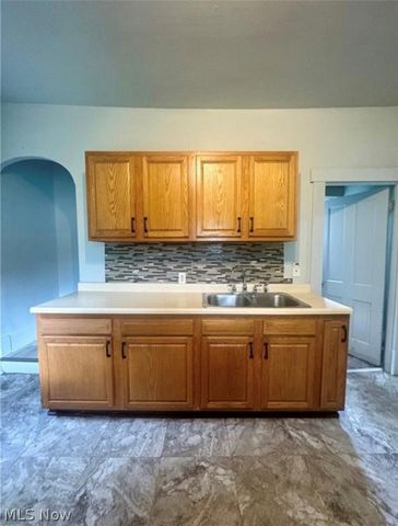 556 W Myrtle Avenue, Youngstown, OH 44511